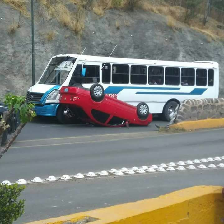 Vuelca y agrede a policías