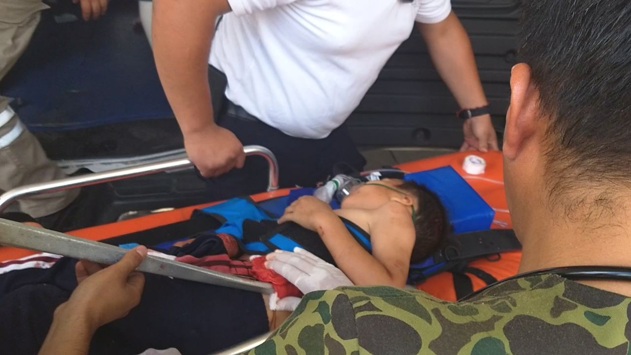 Muere niño al caer y clavarse un recogedor en el pecho