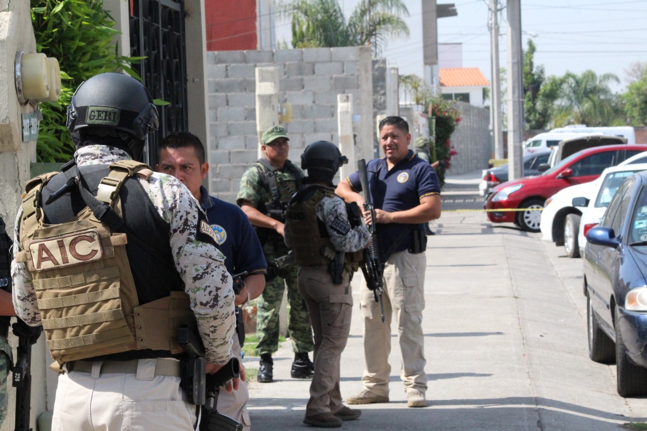 Gery y policía militan catean casa en Los Arcos