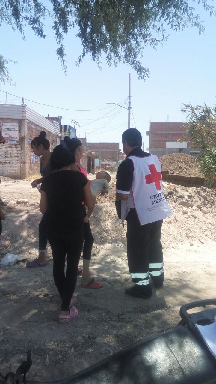 Policía irapuatense salva la vida de un bebe