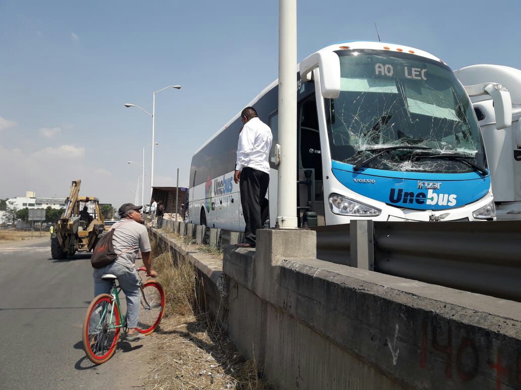 Accidente colapsa tránsito