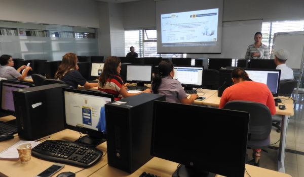 Brindan asesoría a personal del Campus Celaya-Salvatierra para rendir la declaración 3 de 3