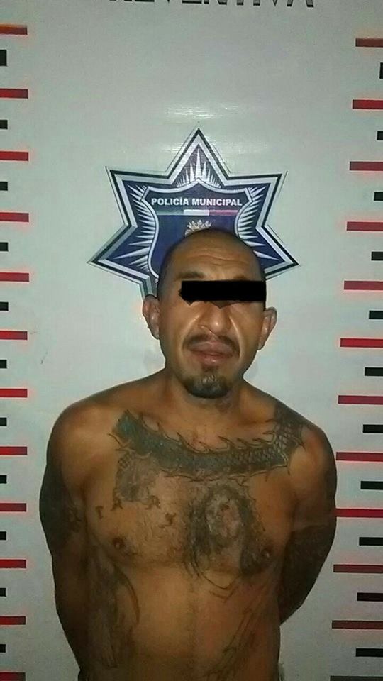 Dañan autos y son arrestados