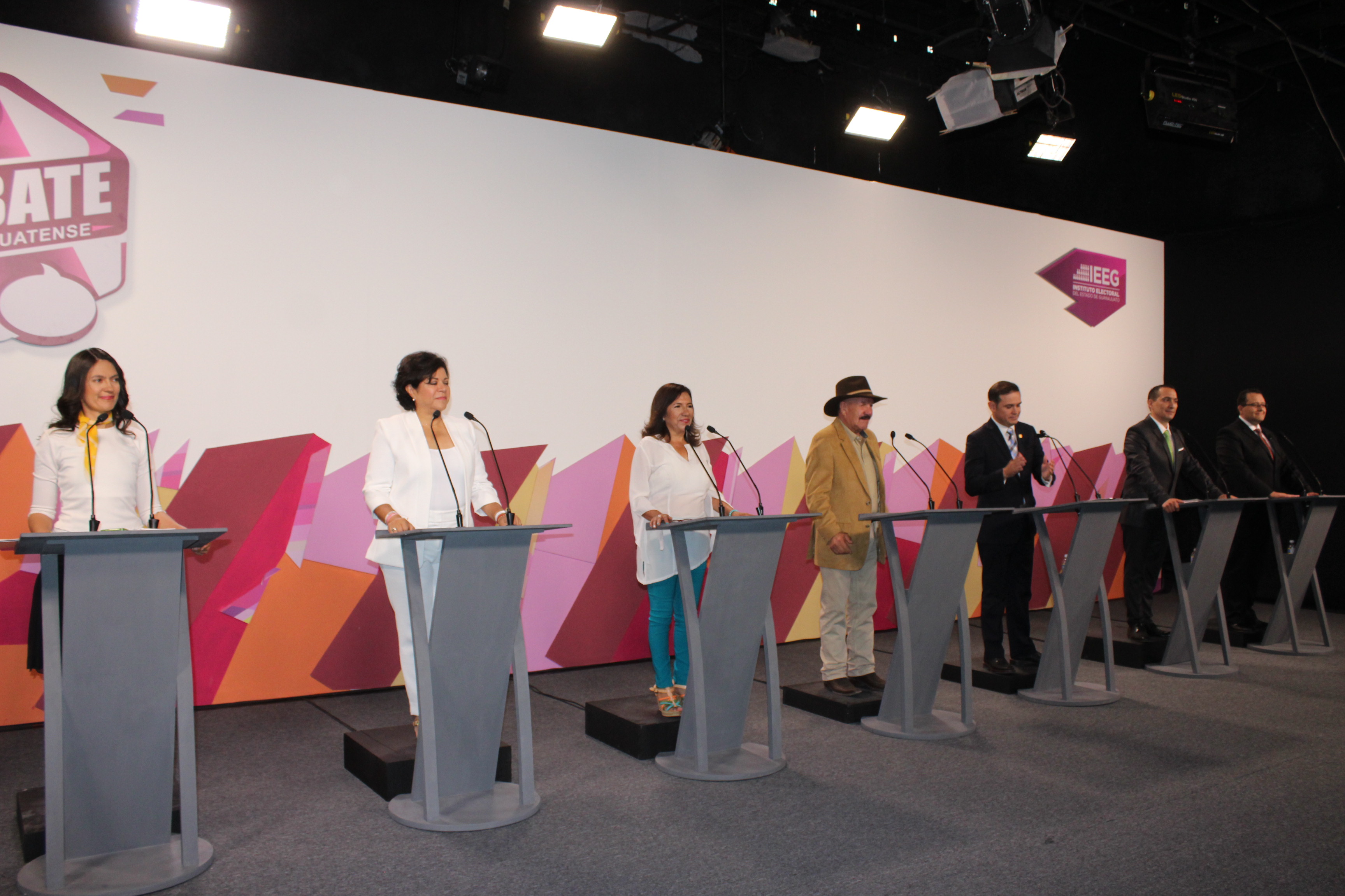 Con evasivas a preguntas ciudadanas, debaten candidatos locales