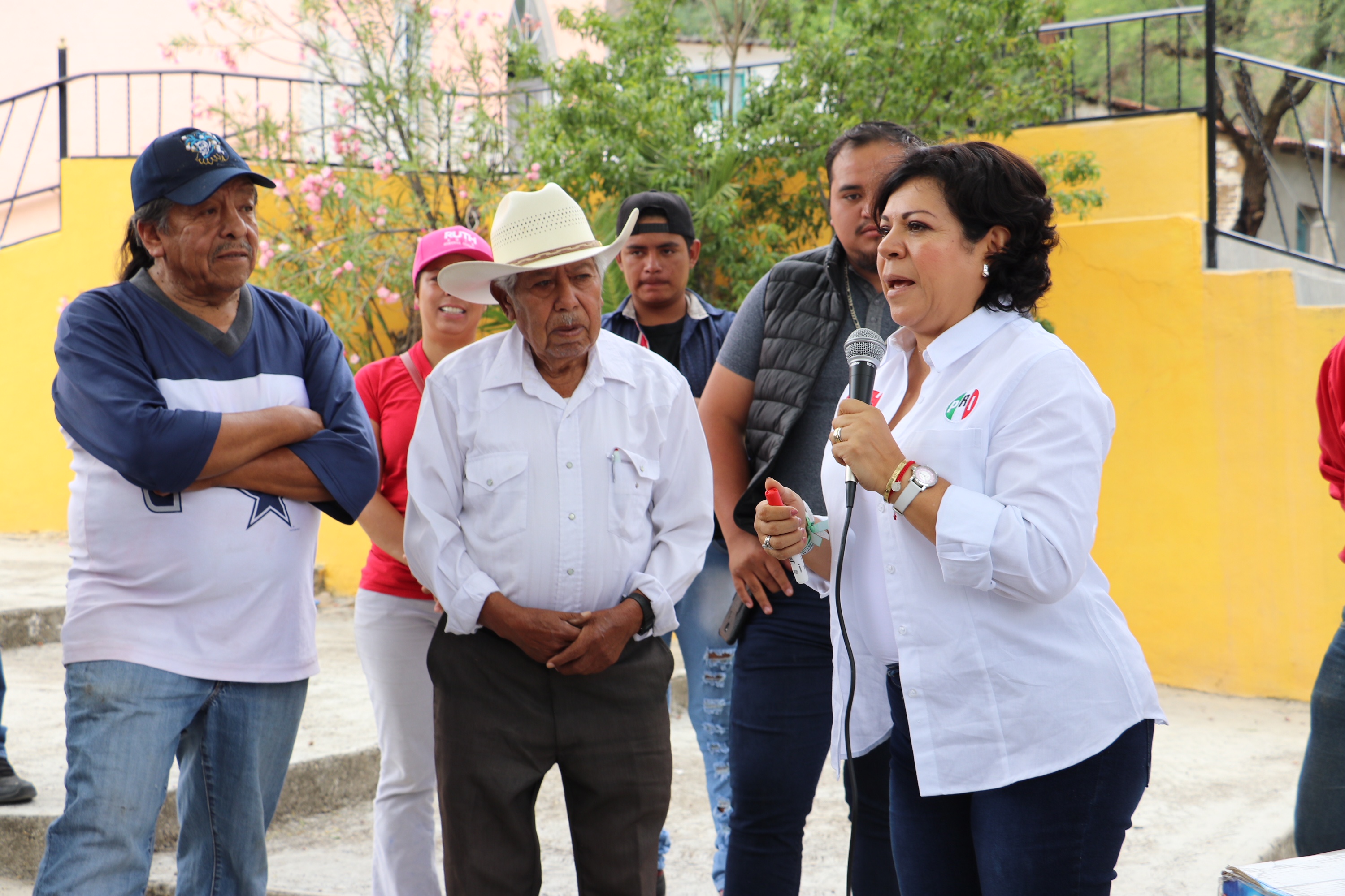 Con propuestas de servicios básicos, seguridad y dignificación, prometen candidatos