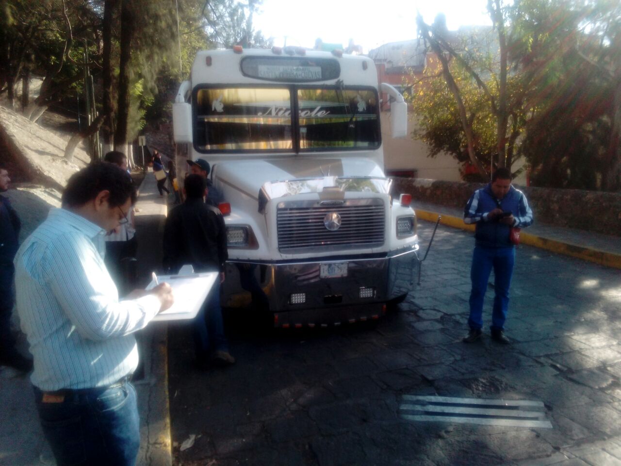 Choca camión contra camioneta
