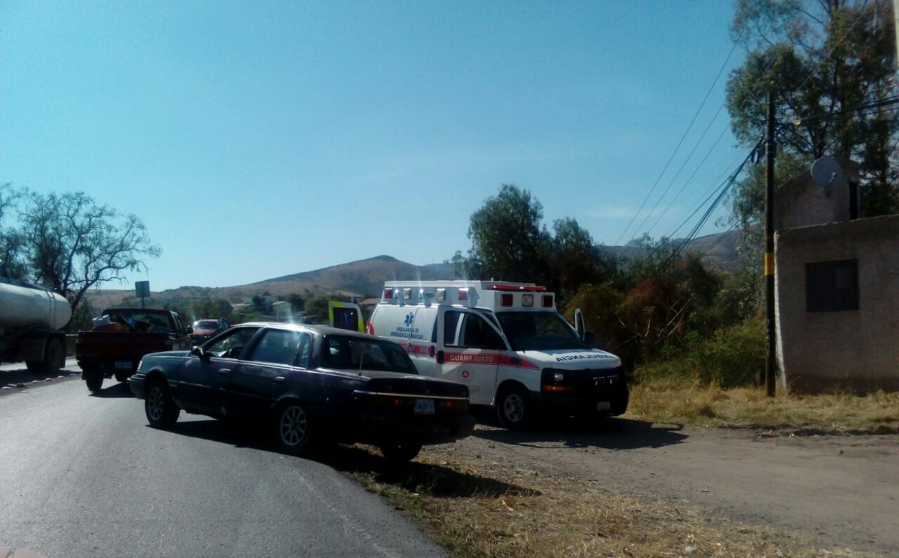 Derrapa motociclista y resulta herido