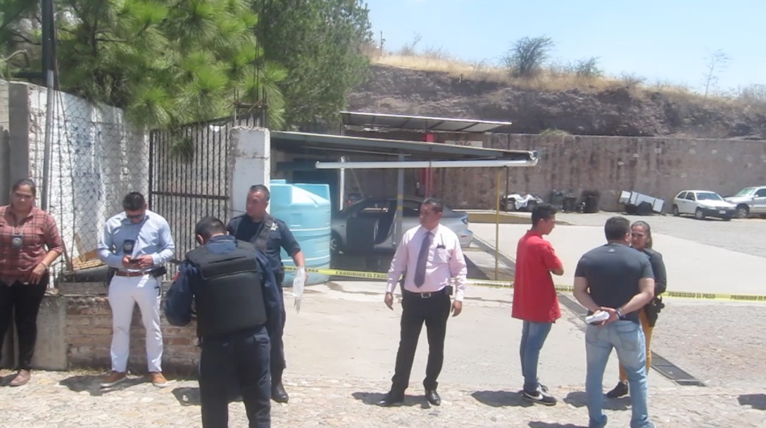 Balean a hombre en auto lavado