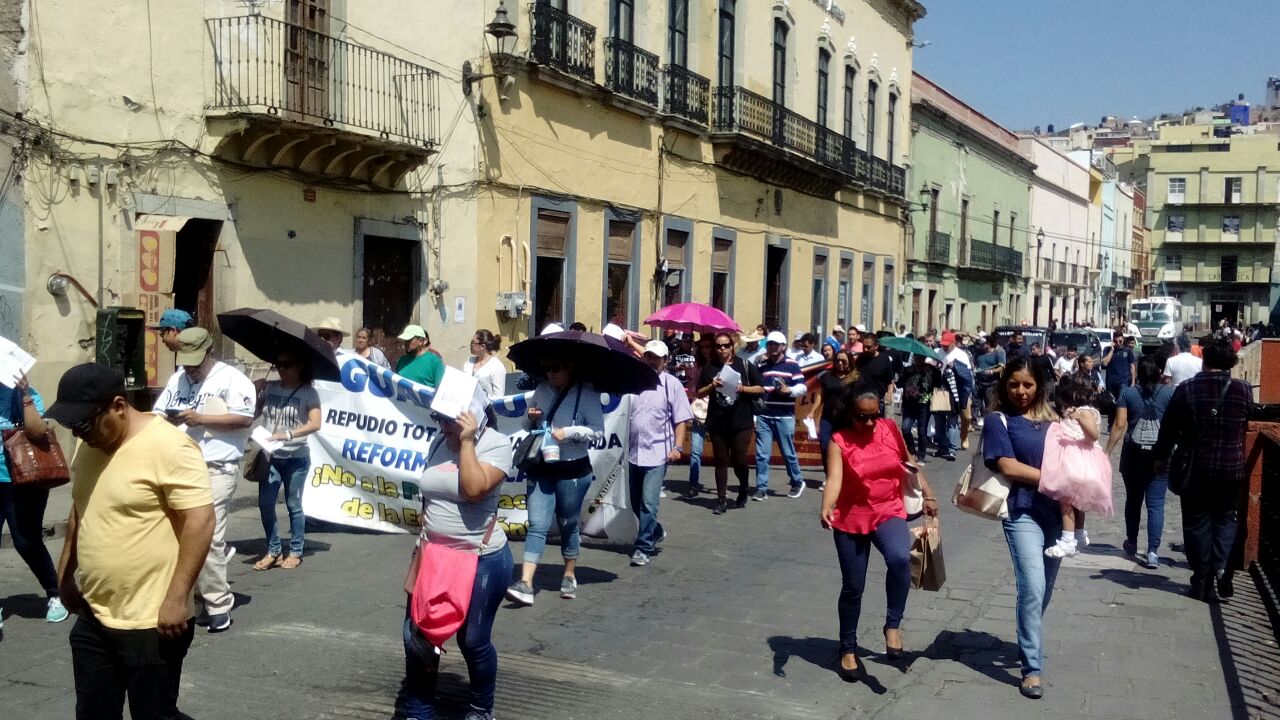 Maestros del CNTE se manifestaron en su día