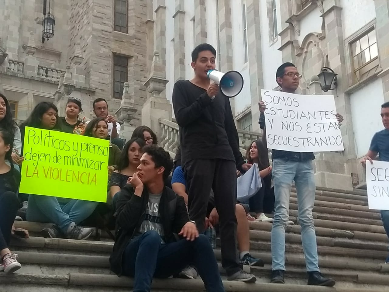 Se manifiestan estudiantes en contra de la inseguridad