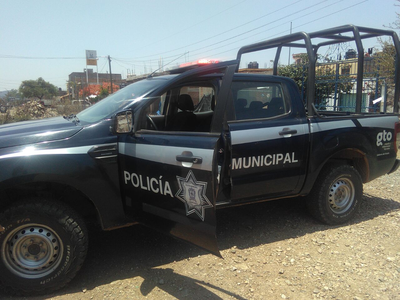 Tres personas detenidos con cartuchos y moto robada