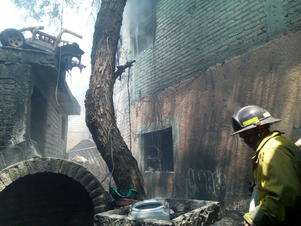 Fuego consume casa abandonada en gritería