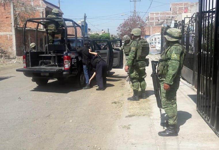 Agrede a policías, lo detienen con droga y moto robada