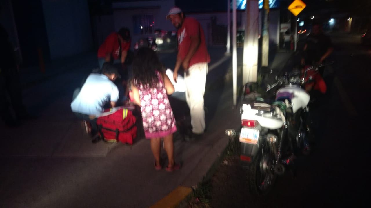 Se lesionan dos al caer de motocicleta