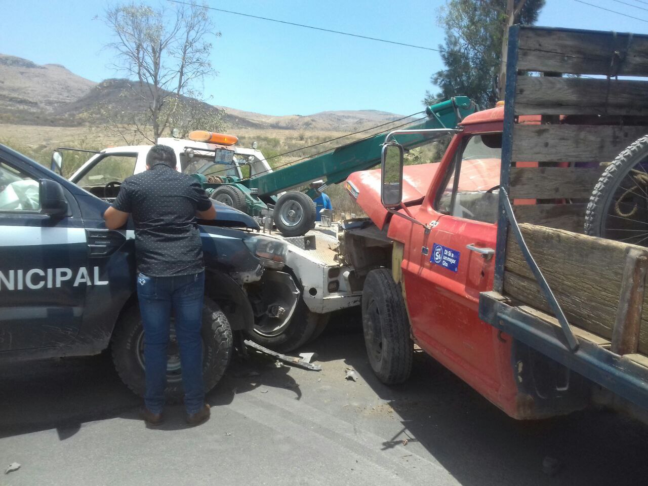 Choca policía contra grúa
