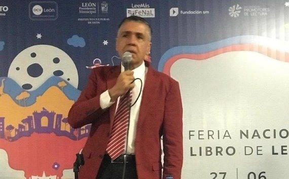 Presenta libro profesor de la UG en la Feria Nacional del Libro de León