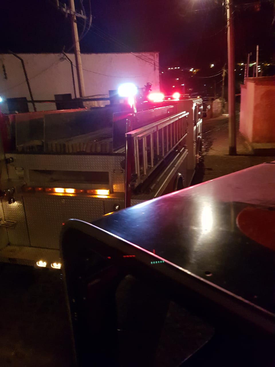 Se quema alfarería, capitán de bomberos bloquea acceso de ayuda