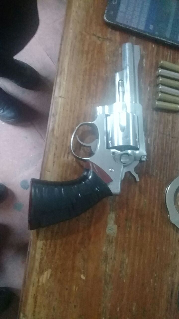 Lo detienen con armas y esposas