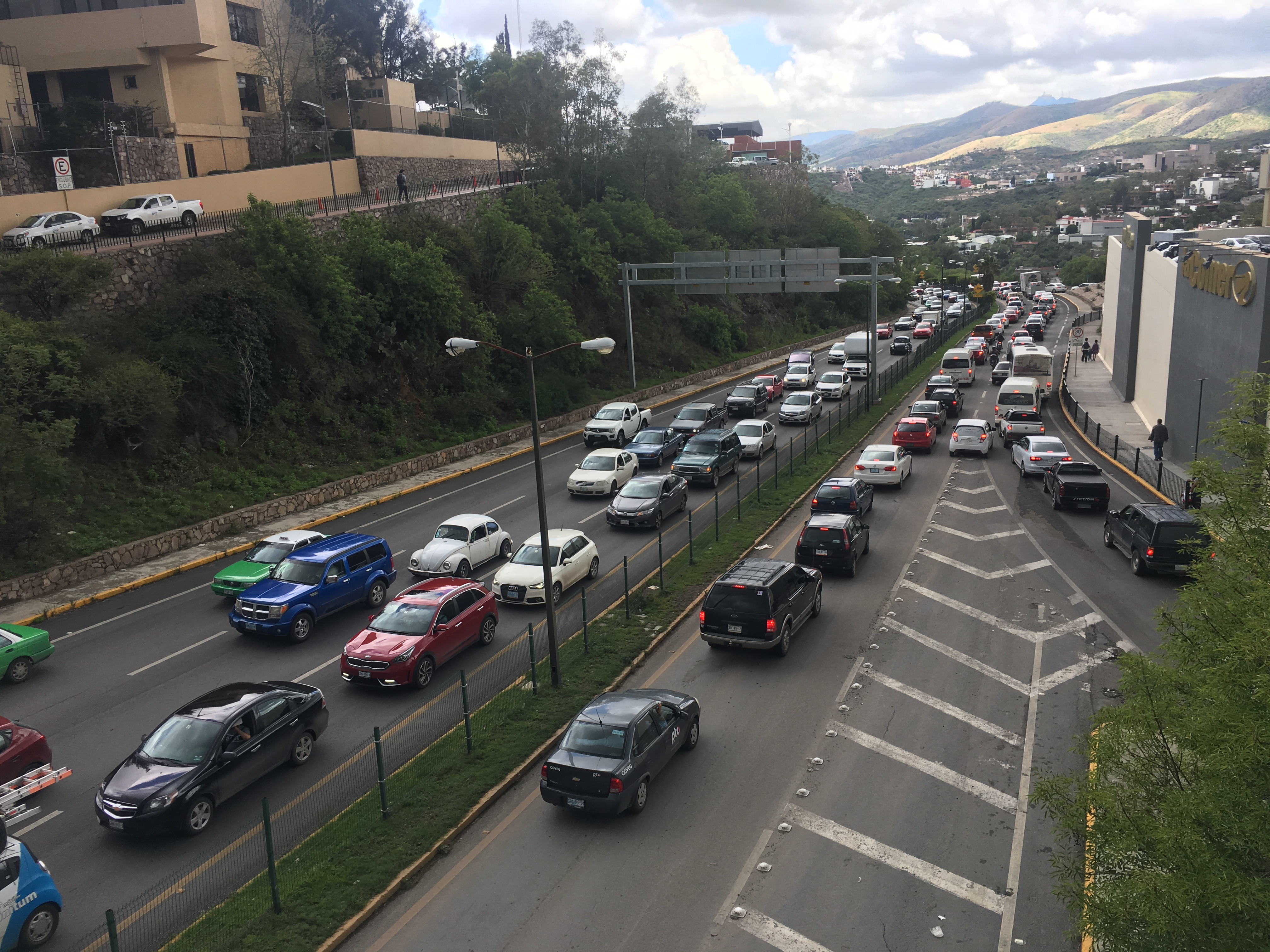 Reconfigurar la industria automotriz de combustión a eléctrica, o cerrar plantas