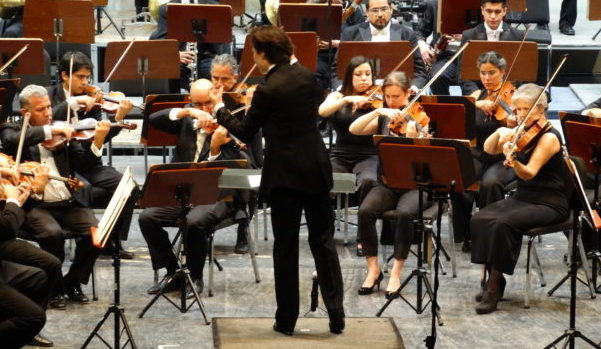 Bajo la batuta de Marzena Diakun, OSUG ofrece emotivo concierto en el Teatro Principal