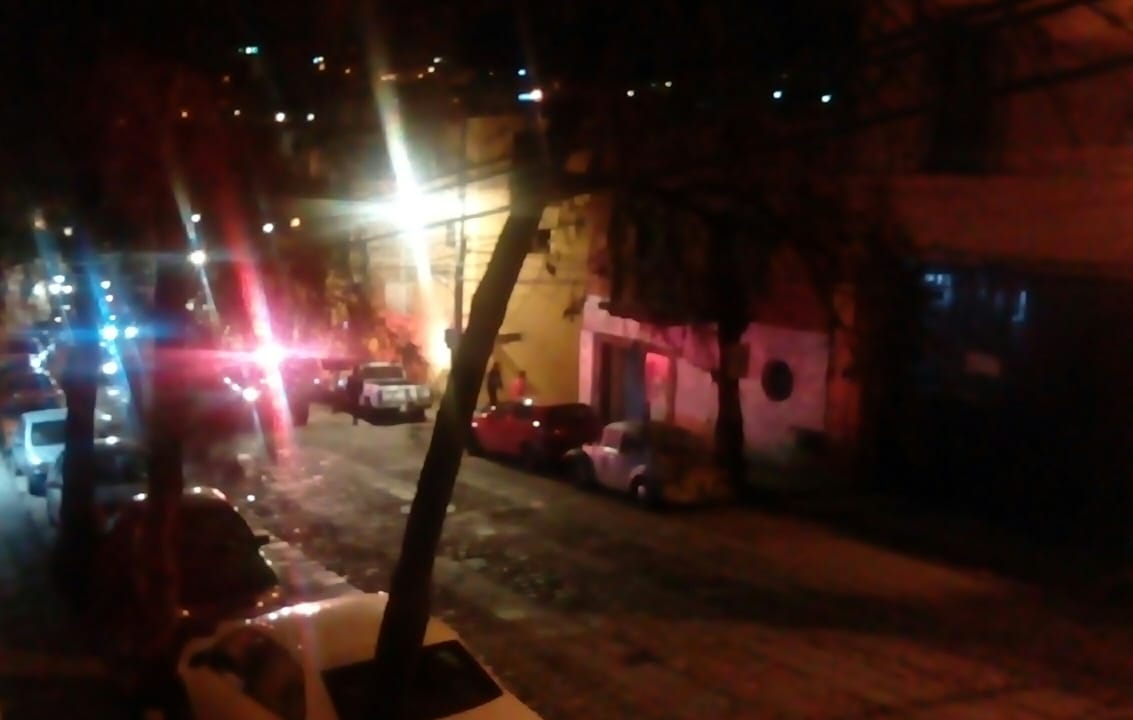 Riña entre padres y jovenes deja un joven golpeado