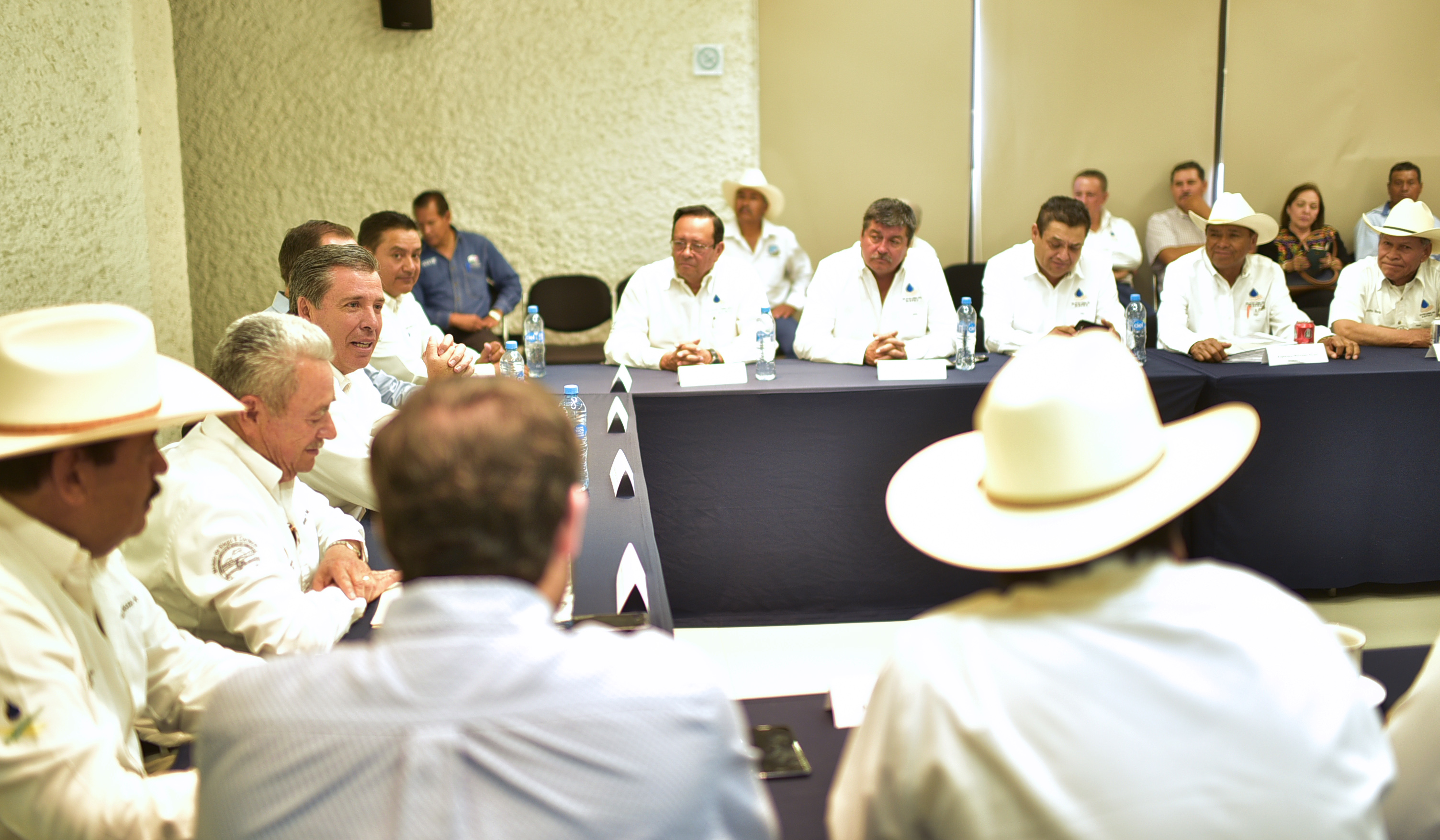 Acuerdan gobernador y agricultores del Distrito de Riego 011