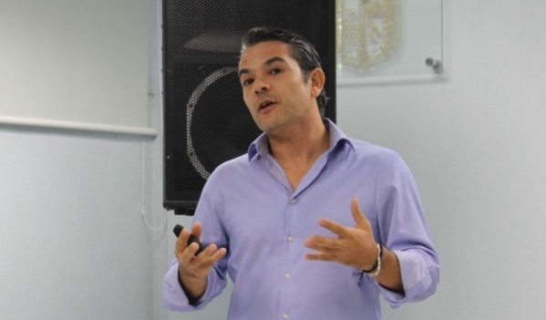 Biotecnólogo chileno presentó en la UG casos para impulsar los bionegocios y la agro sustentabilidad