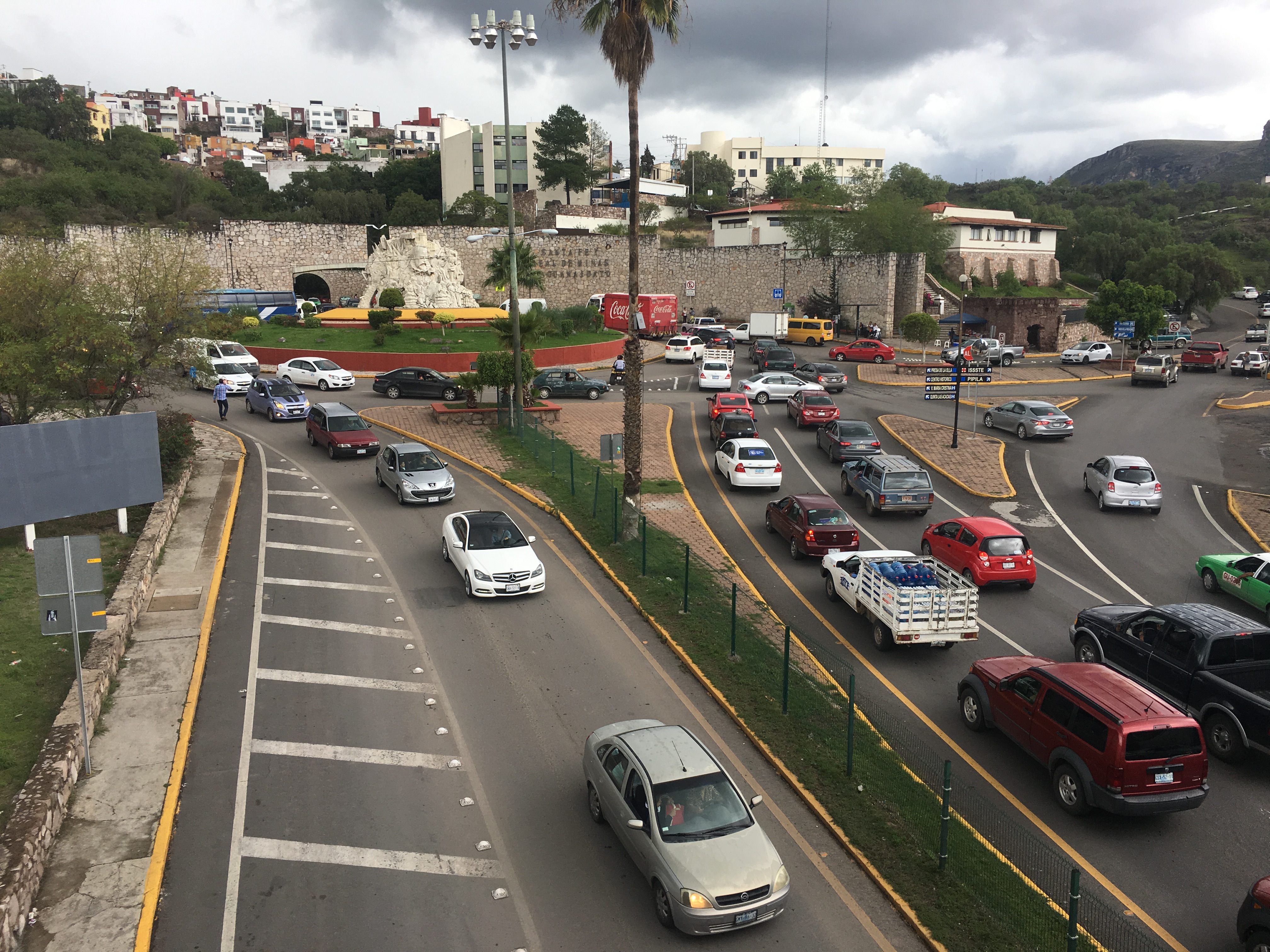 Desprendimientos de escombro desquician las vialidades de la capital