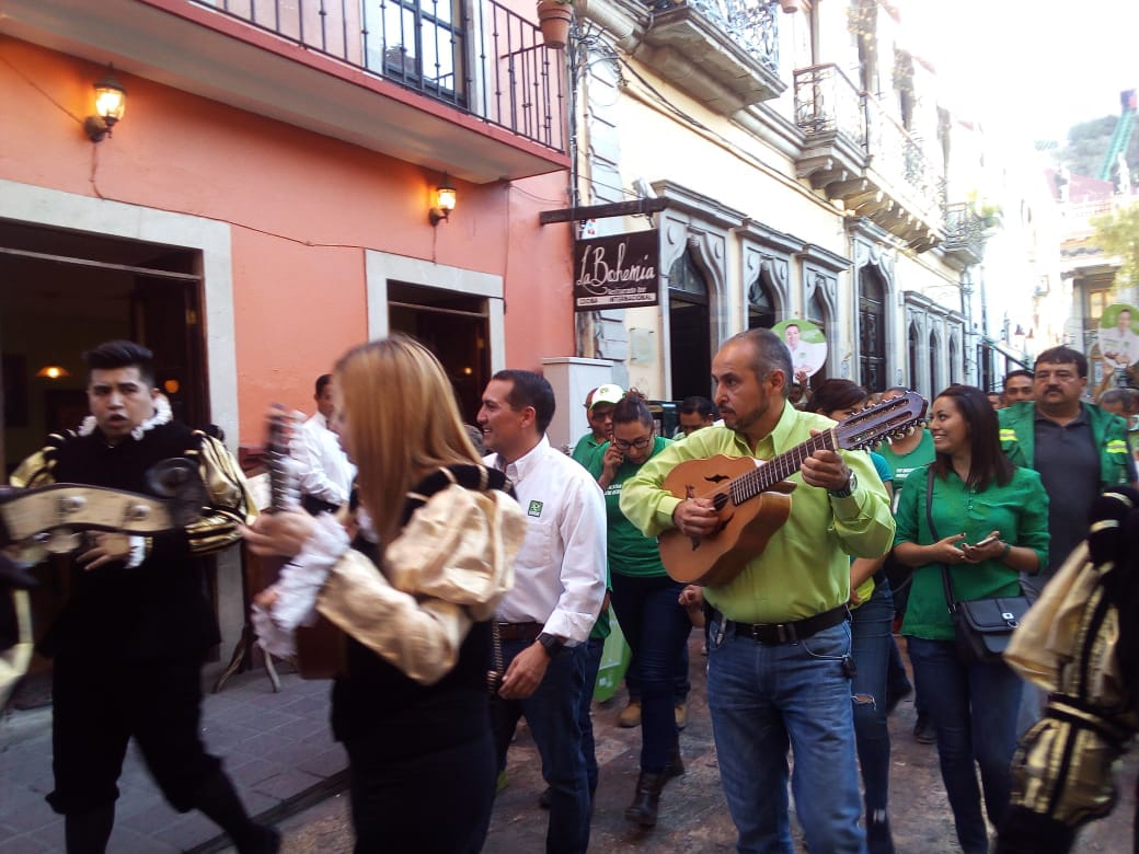 Las calles del centro de Guanajuato se pintan de verde con el color de la música