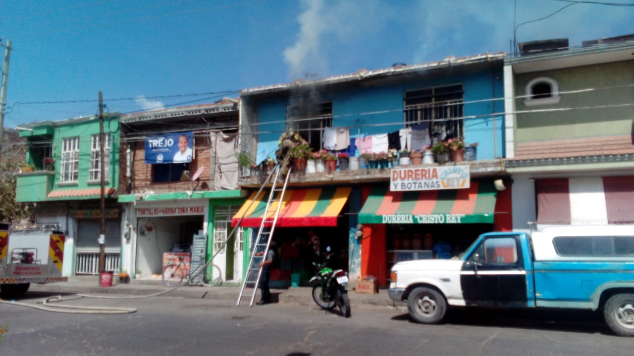 Rescatan a mujer durante incendio