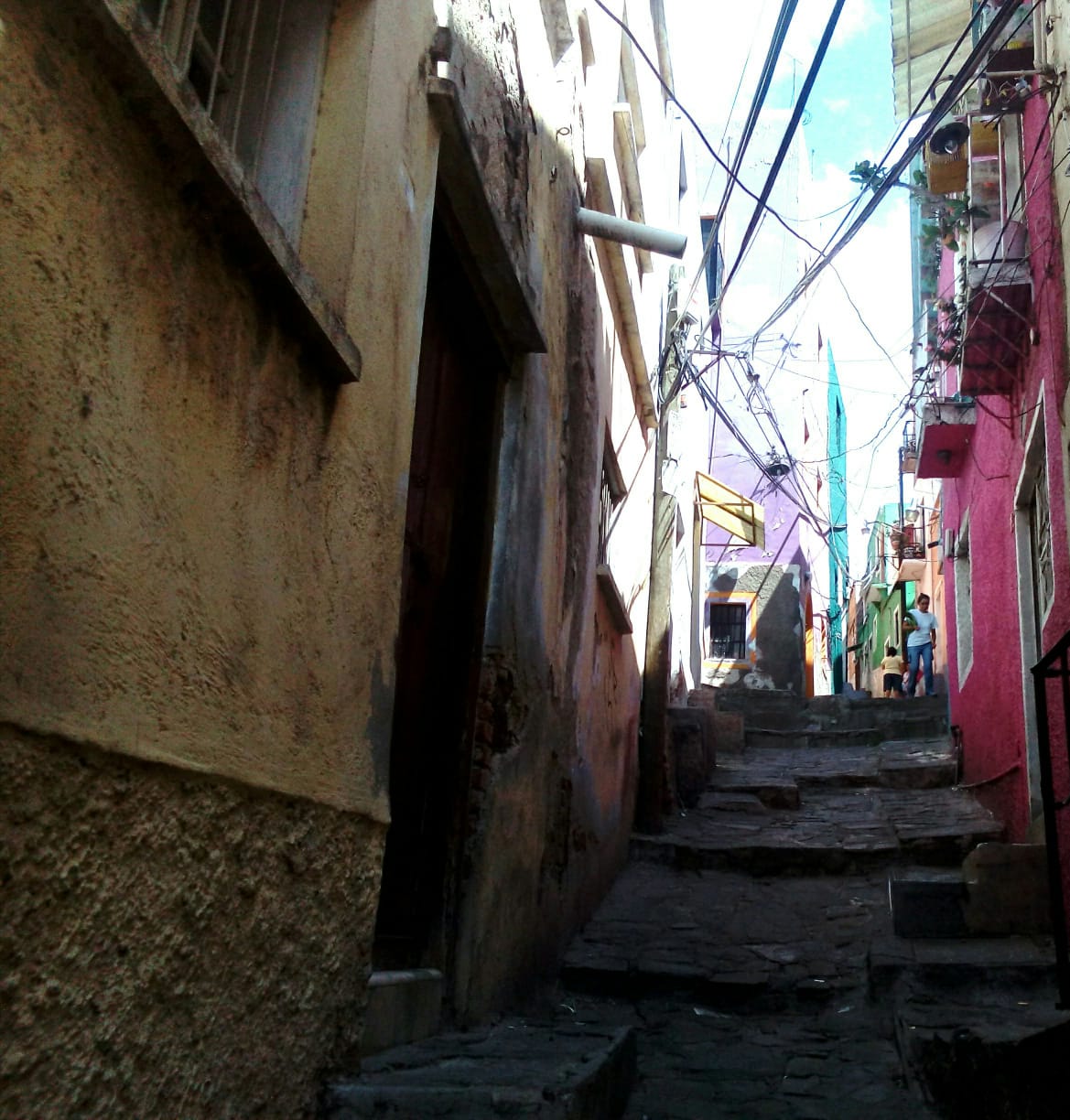 Asaltan a mujer en callejón