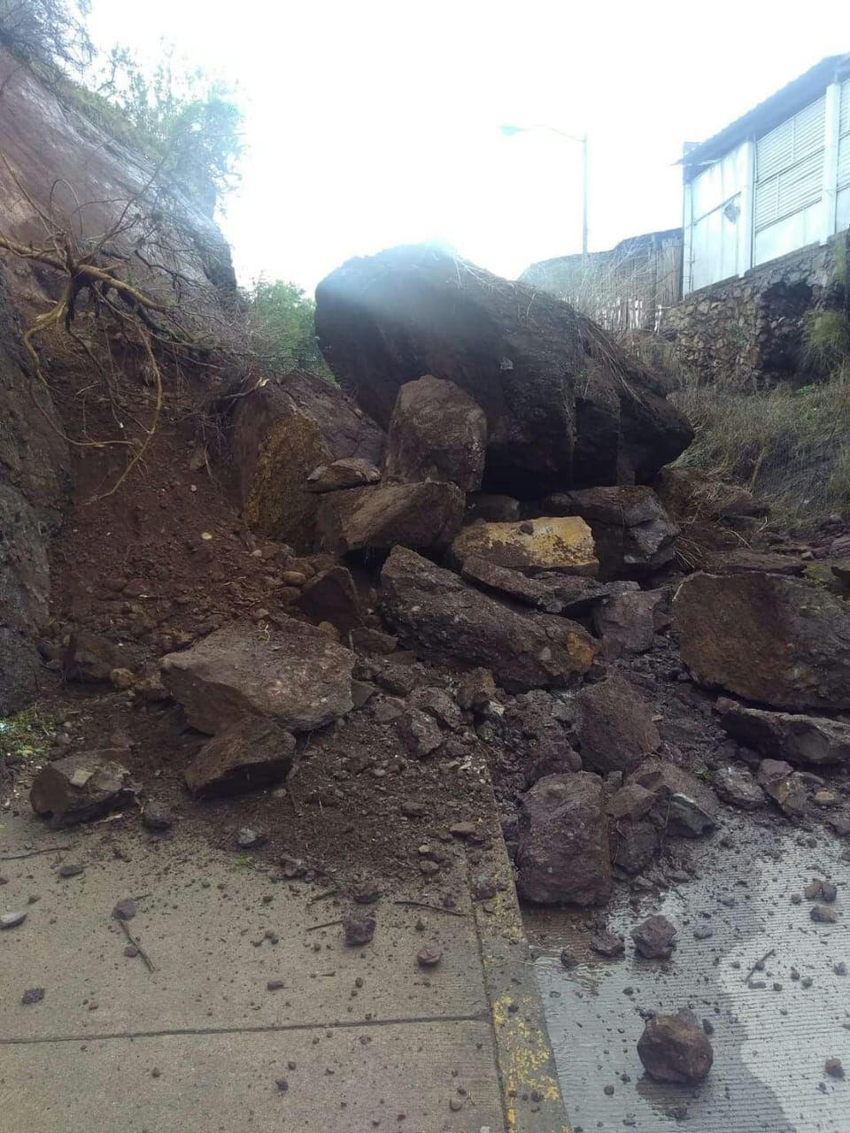 Cae roca sobre acceso Las Teresas–Pueblito de Rocha