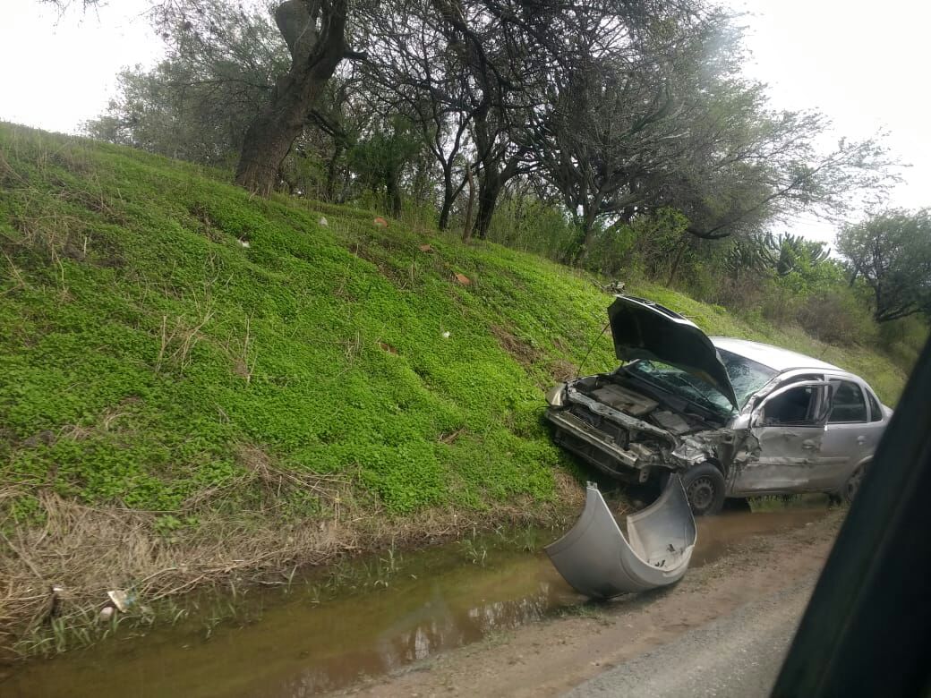 Choca auto contra camión de empleados.