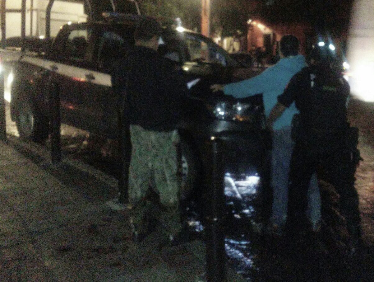Detienen a hombre con armas blancas