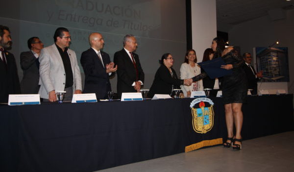 Reciben títulos de licenciatura y posgrado 138 estudiantes de la UG