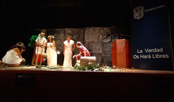 Dan vida al teatro de Shakespeare en DICISA Del Campus León de la UG