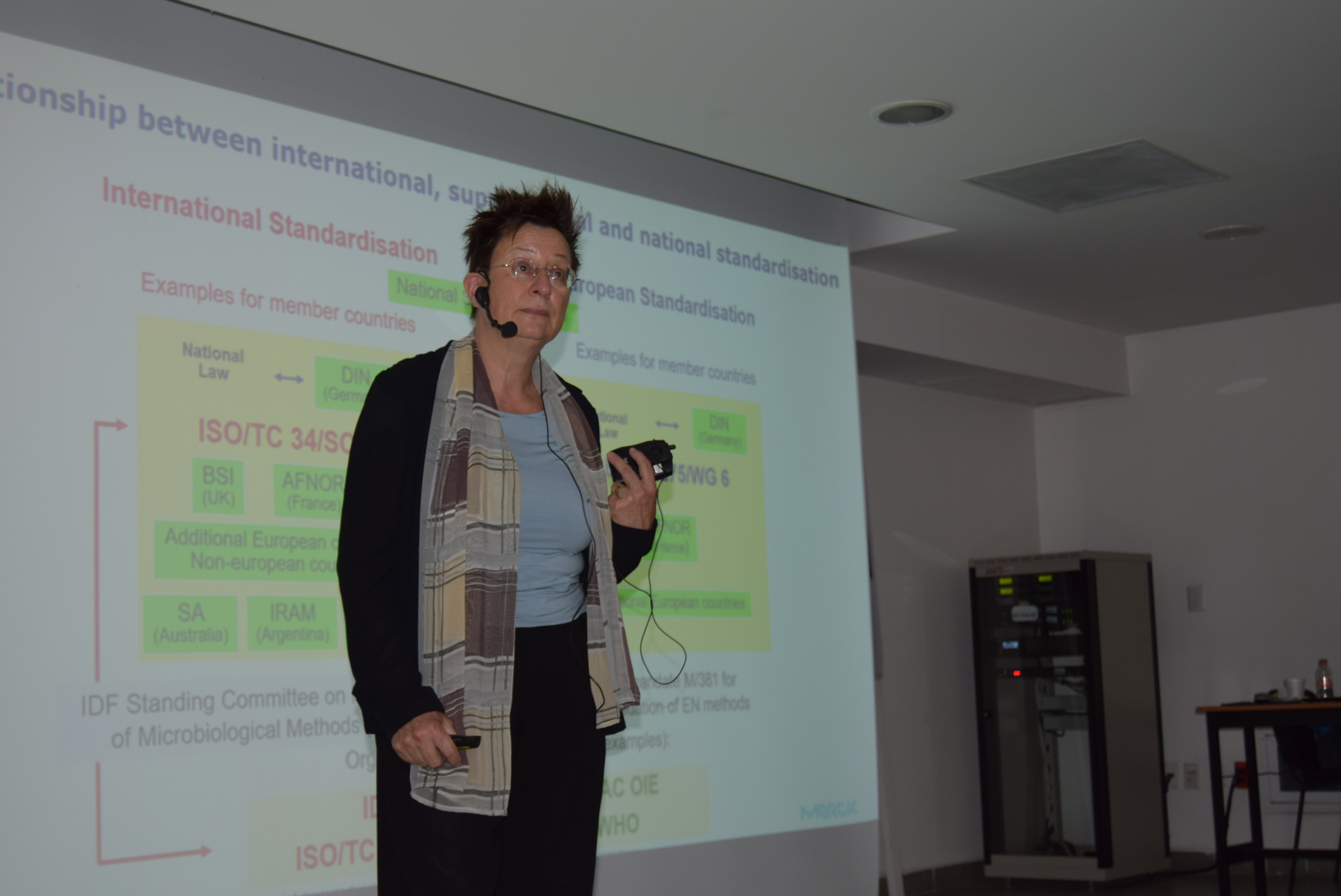 Doctora alemana imparte en UG Seminario de cumplimiento de normas ISO en inocuidad alimentaria