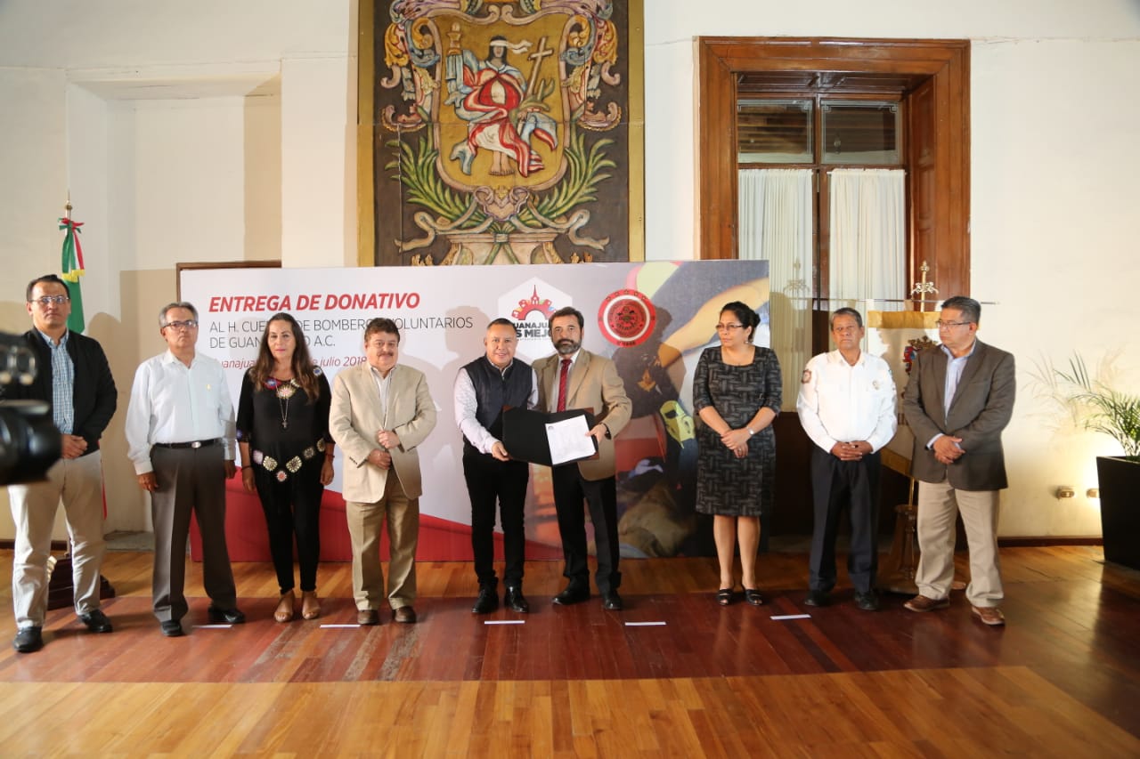 Entregan 30 vehículos chatarra al Heroico Cuerpo de Bomberos Voluntarios
