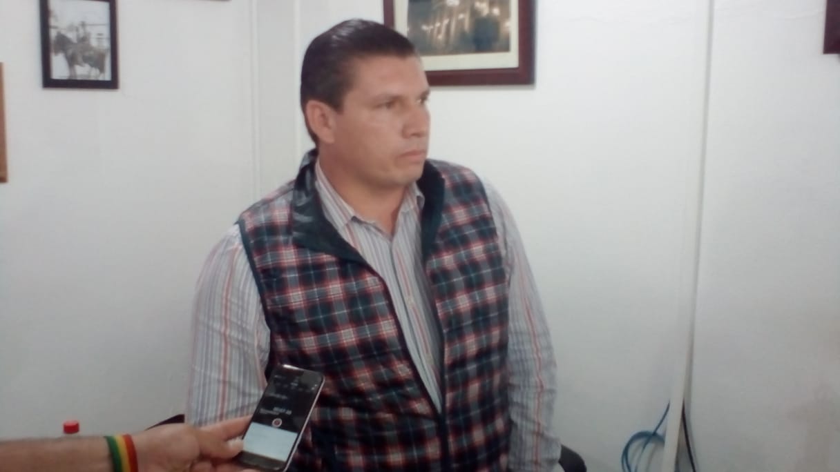 Lo detiene la policía y lo encuentran muerto