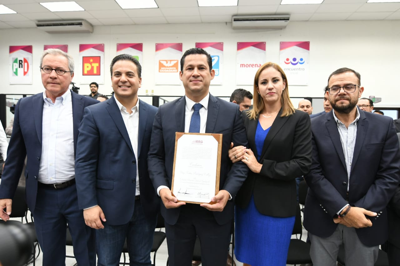 Recibe Diego Sinhúe constancia de mayoría relativa como ganador de las elecciones