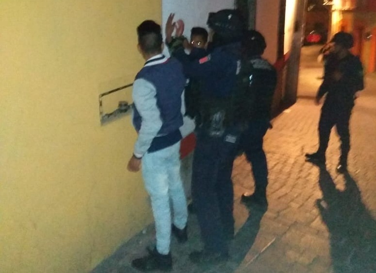 Detienen a tres en Calzada de Guadalupe