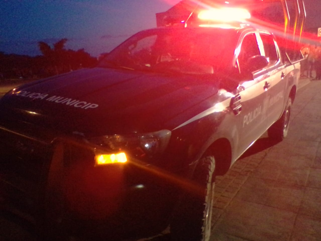 Atrapan a un hombre por dañar autos