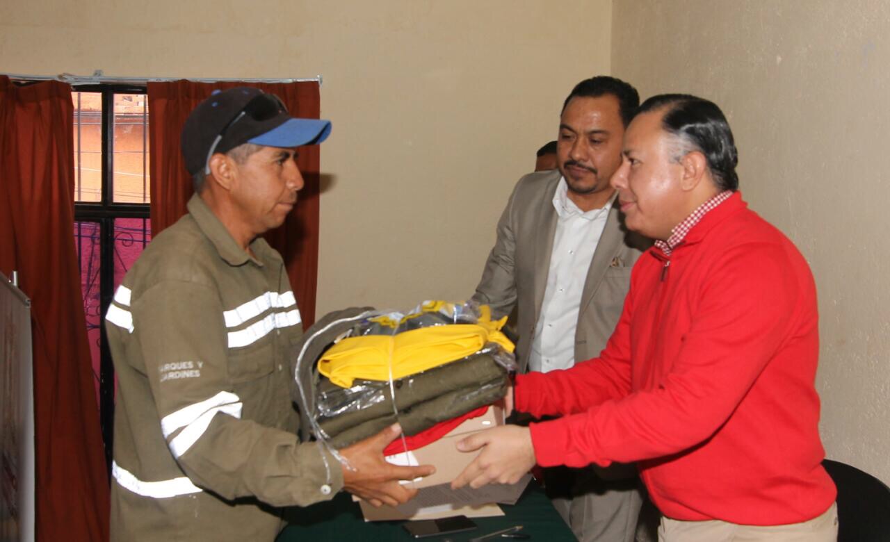 Reciben trabajadores de limpia uniformes nuevos