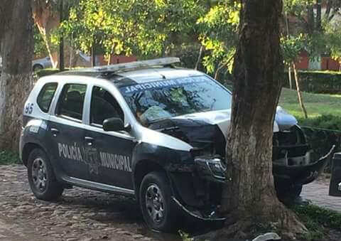 Chocan policías capitalinos contra poste