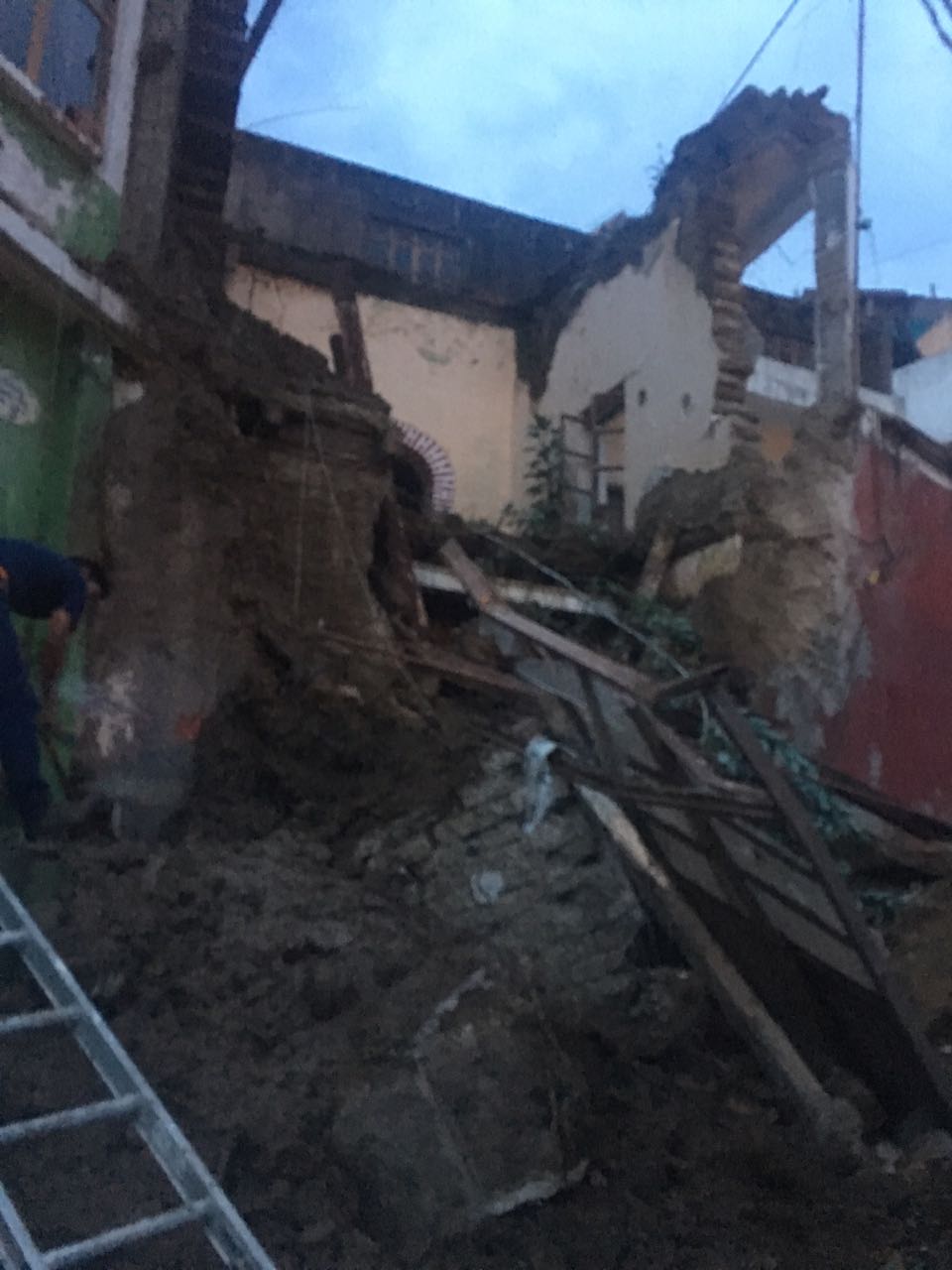 Se derrumba casa por lluvias
