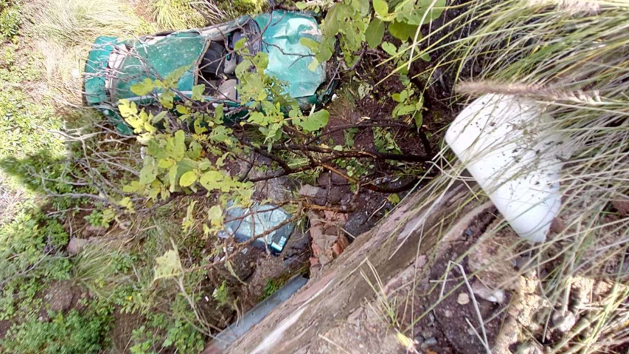 Adolescente cae con su auto a rio en el Acceso Diego Rivera