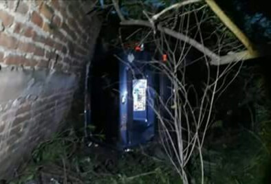 Muere oficial en volcadura