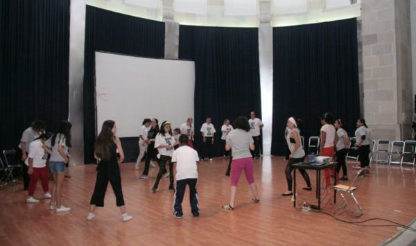 Bailarina profesional imparte en la UG taller de danza para personas con discapacidad