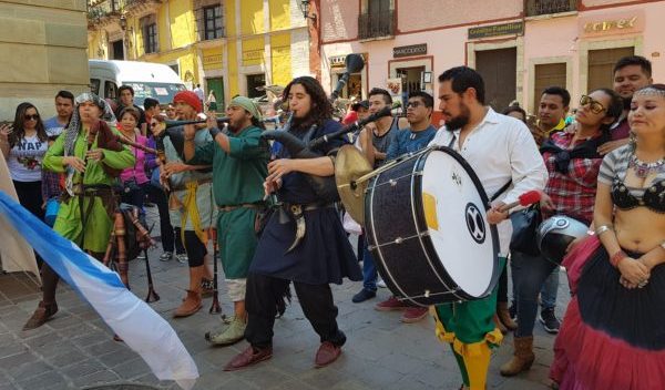 Asiste a la tercera edición de Expo Arte en callejón de la Condesa