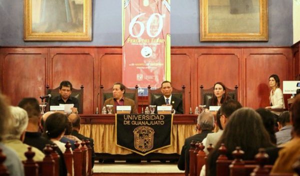 Presentan libro en la feria de la UG: La ley y palabras